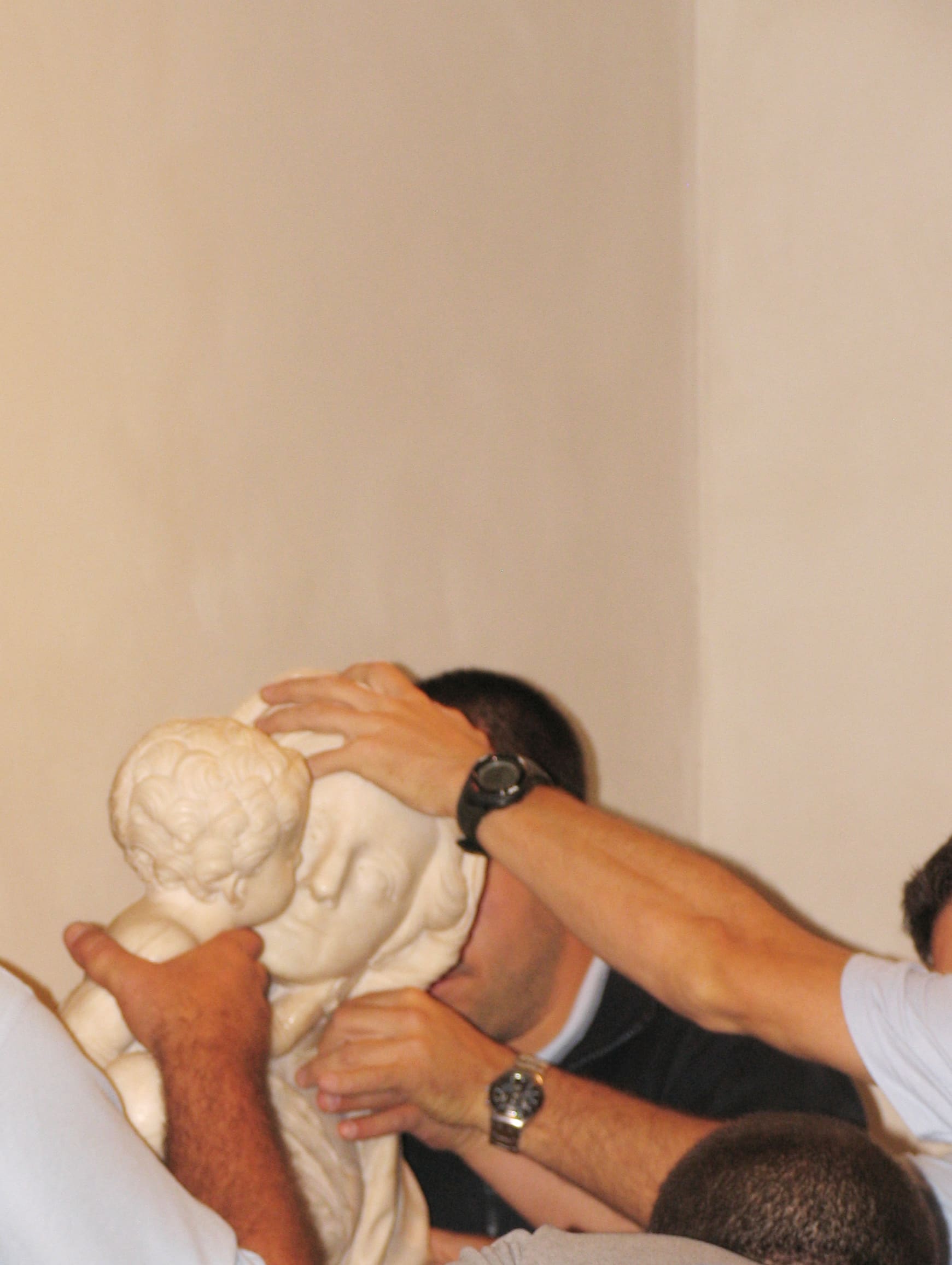 Técnicos de museo manipulando escultura